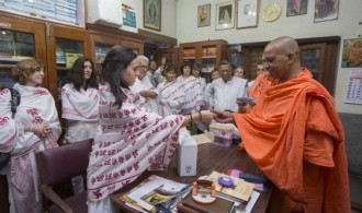 Entrega de material al Hospital benéfico Ramakrishna Mission Sevashrama de KanKhal